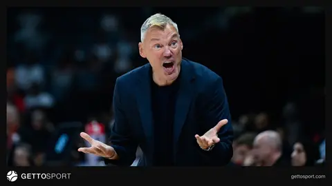 Sarunas Jasikevicius basın toplantısında konuşurken