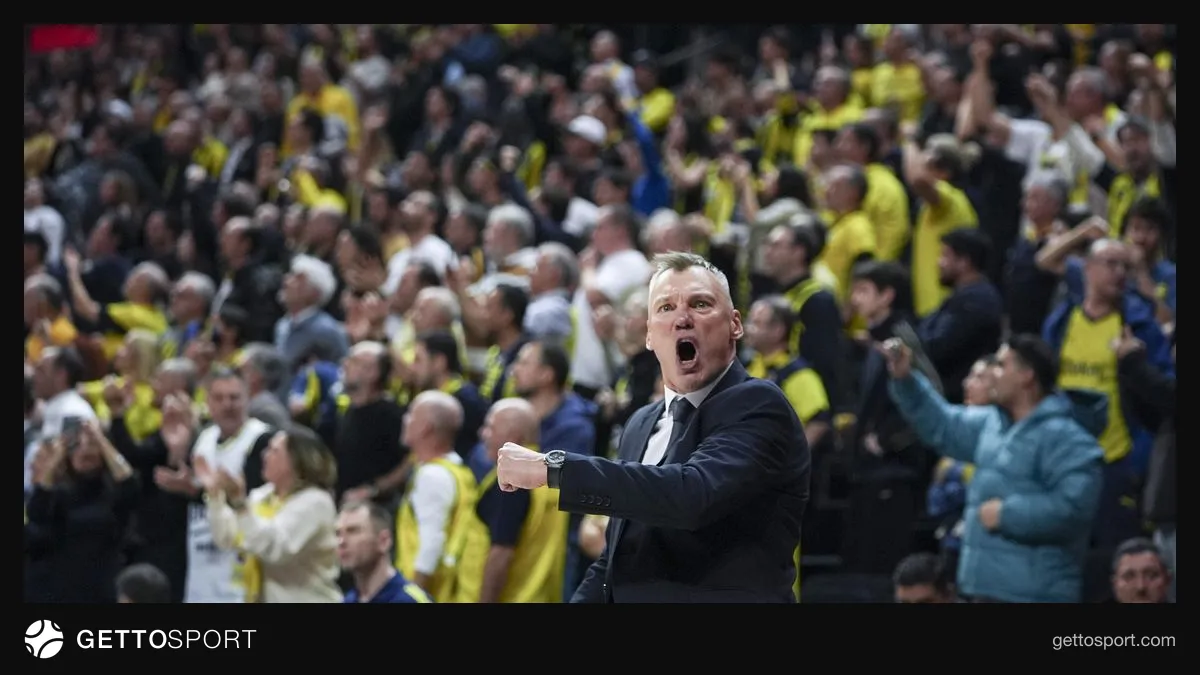 Fenerbahçe oyuncuları sayı kutluyor, Jasikevicius kenarda