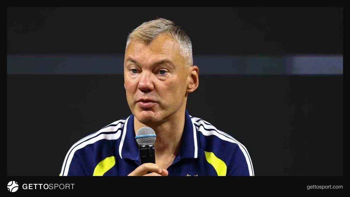 Sarunas Jasikevicius basın toplantısında mikrofon başında konuşurken