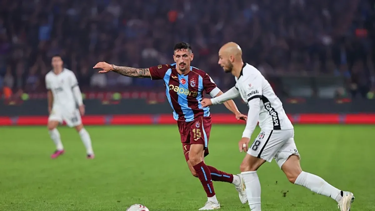 Trabzonspor kaptanı Dušan Savic basın toplantısında konuşurken