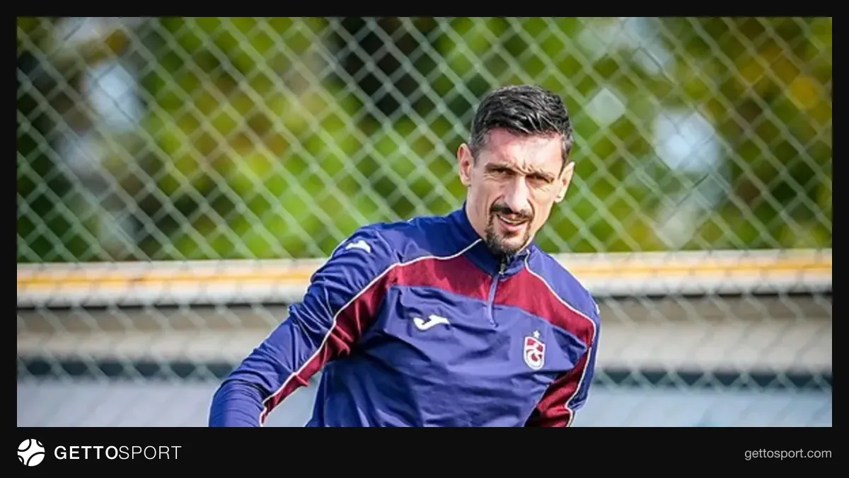 Savic maçta topu uzaklaştırırken, Nwaiwu yanında savunma yapıyor