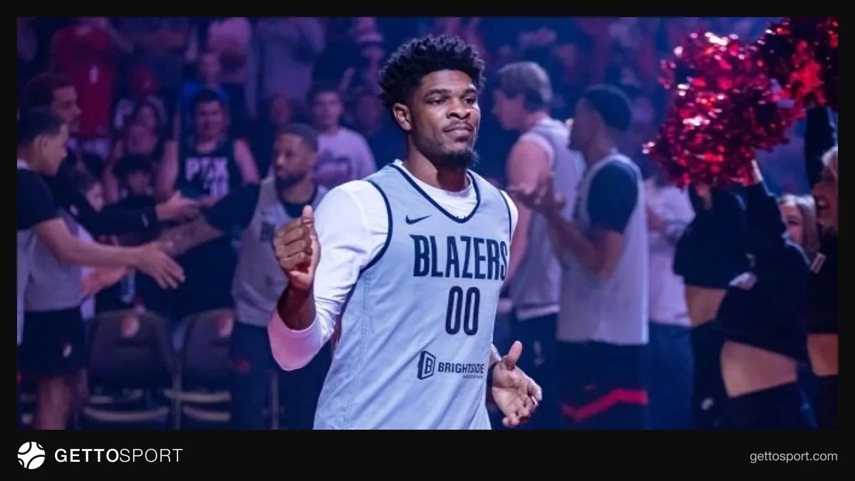 Scoot Henderson Portland Trail Blazers formasıyla top sürerken