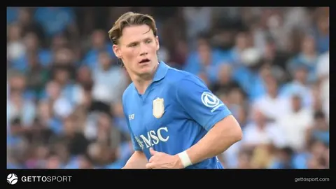 Scott McTominay Napoli formasıyla saha üzerinde düşünceli yürürken