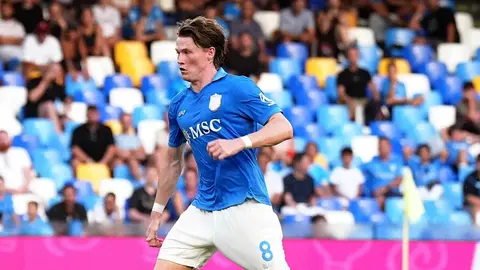 Scott McTominay Napoli formasıyla topu sürerken