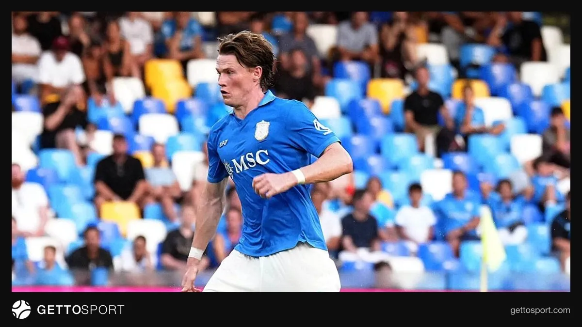 Scott McTominay Napoli formasıyla topu sürerken