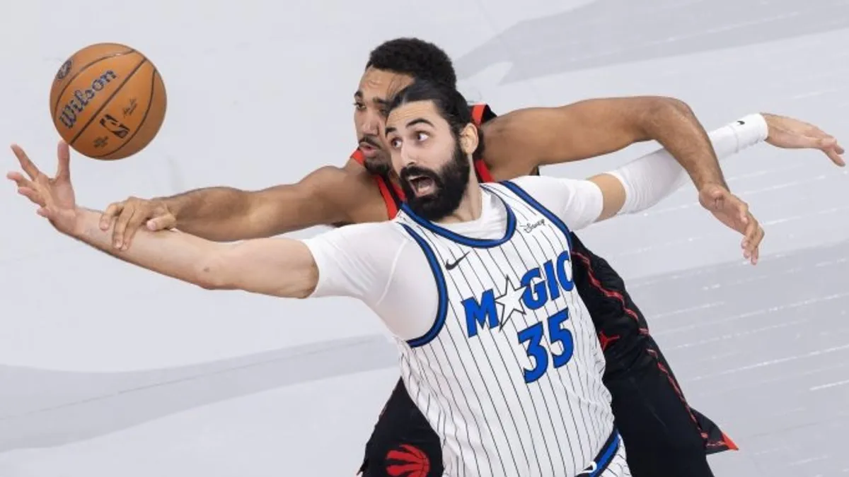 Scottie Barnes top sürerken, Scotiabank Arena'da Raptors formasıyla