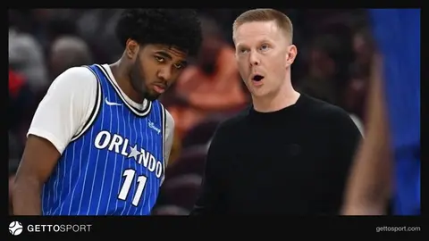 Sean Sweeney basın toplantısında konuşuyor, arka planda Orlando Magic logosu