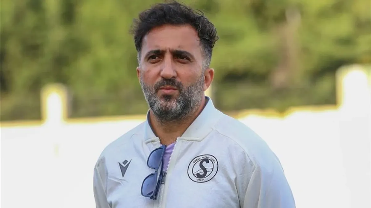 Elnur Abdullayev müsahibədə tribunada və ya mətbuat konfransında danışır