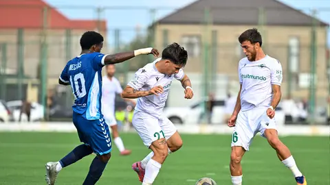 Səbail futbolçuları və məşqçi meydanda müzakirə aparır