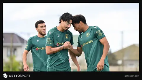 Səbail komandasının futbolçuları məşq zamanı stadionda