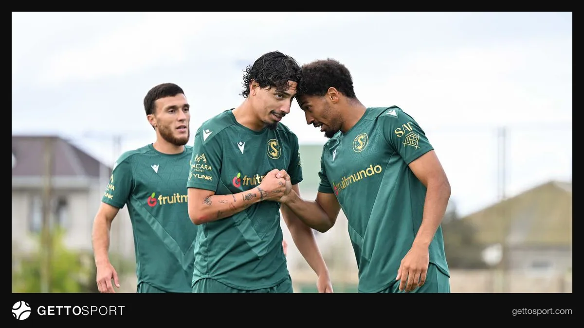 Səbail komandasının futbolçuları məşq zamanı stadionda