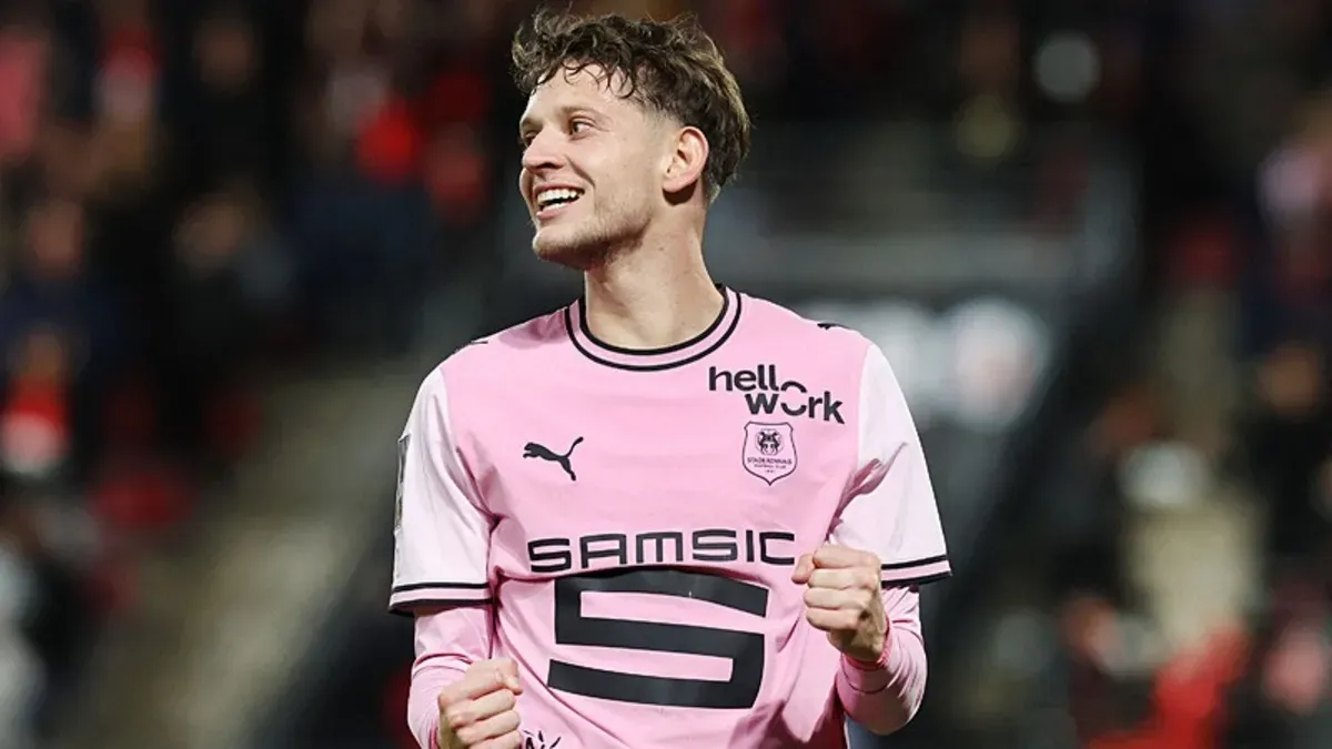 Sebastian Szymanski Rennes formasıyla gol sevinci