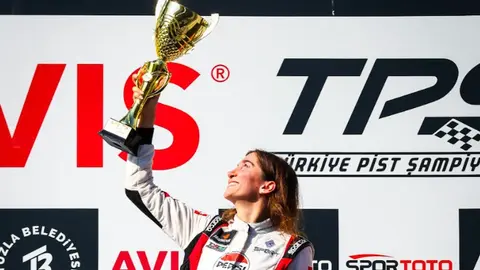 Seda Kaçan yarış arabasıyla İstanbul Park'ta podyum kutlaması