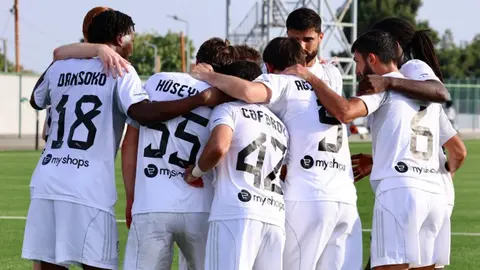 Stadionda top üçün hazırlaşan futbolçular və start heyətləri lövhəsi