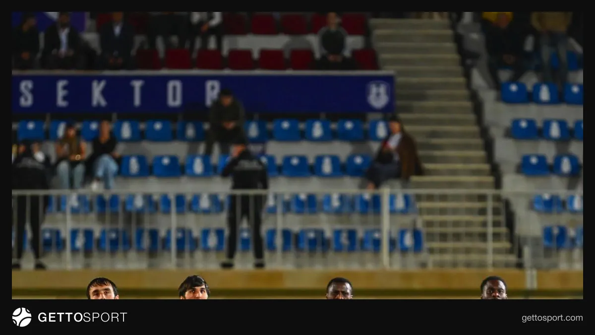 Şəfa klubunun futbolçuları məşqdə və ya oyun zamanı əhval-ruhiyyəli dayanışı