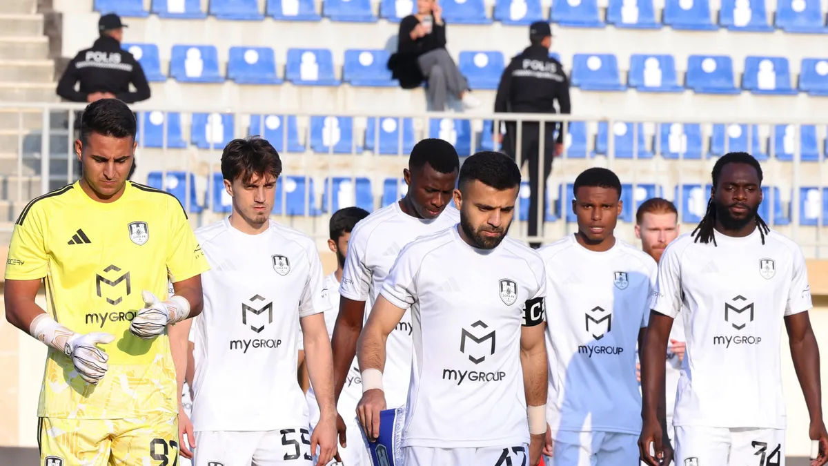 Şəfa komandasının oyununda məyus olmuş futbolçular və məşqçi