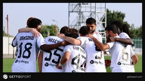 Şəfa klubunun inzibati iclasında iştirak edən baş məşqçi Zaur Həşimov və klub rəsmiləri