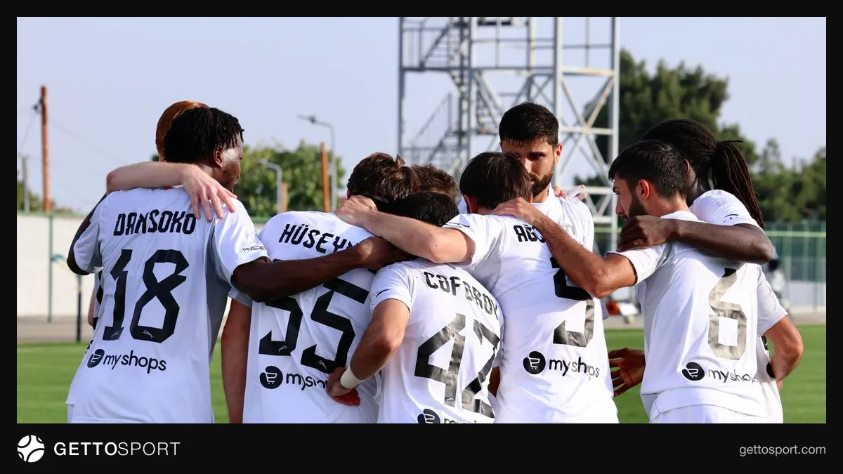 Şəfa klubunun inzibati iclasında iştirak edən baş məşqçi Zaur Həşimov və klub rəsmiləri