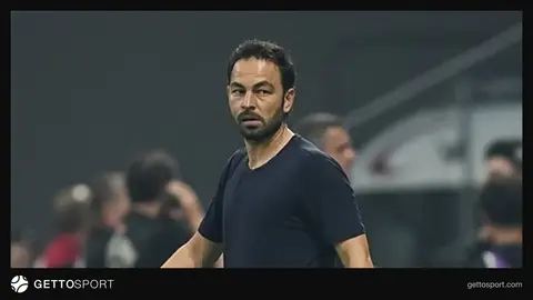 Selçuk İnan basın toplantısında konuşurken