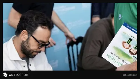 Selçuk İnan, Onur Öztonga ve Onurcan Piri kitap fuarında imza verirken