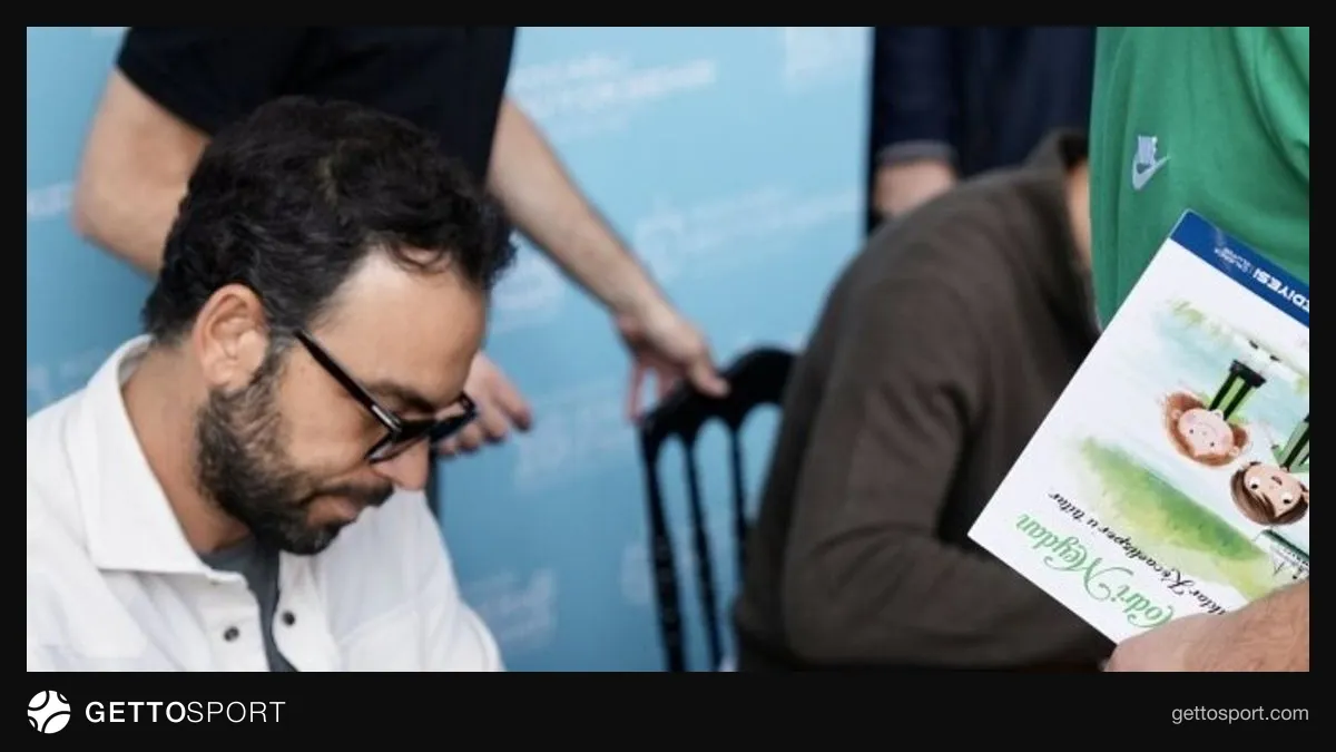 Selçuk İnan, Onur Öztonga ve Onurcan Piri kitap fuarında imza verirken