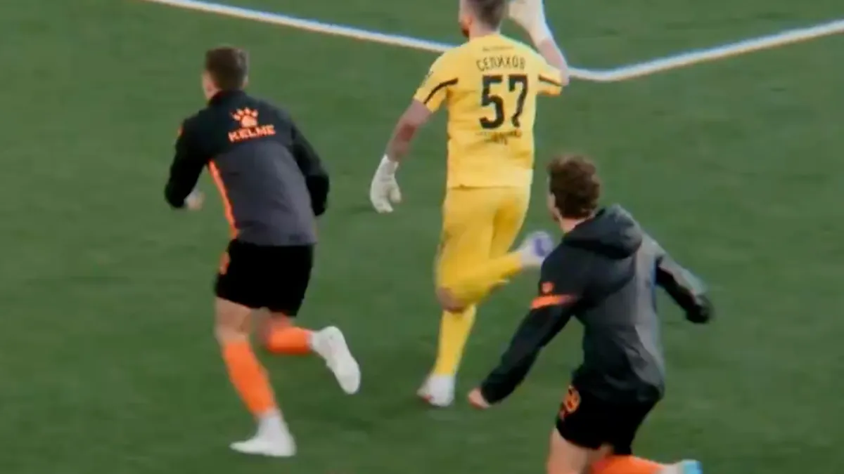 Kaleci Selikhov serbest vuruştan gol attıktan sonra sevinç anı