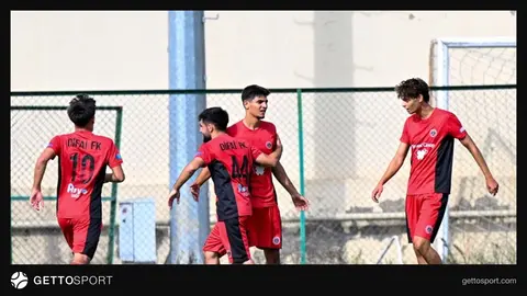 Şəmkir və Difai futbolçuları oyunda top uğrunda mübarizə aparır