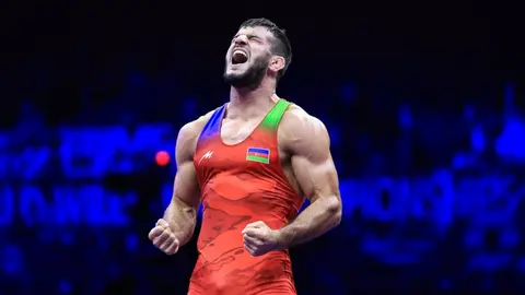 Sənan Süleymanov yüksələn yerdə qızıl medal göstərir