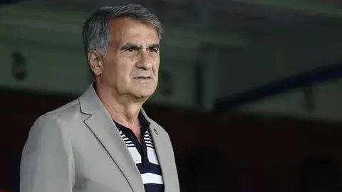 Şenol Güneş konuşma yaparken mikrofon başında etkinlikte görüntü