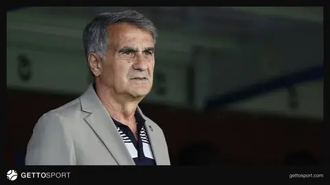 Şenol Güneş konuşma yaparken mikrofon başında etkinlikte görüntü