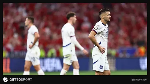 Serbiya millisinin azarkeşləri stadionda pirotexnika və şüarlar