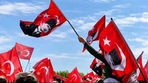 Kulüp başkanları ve federasyon yetkililerinin 29 Ekim Cumhuriyet Bayramı mesajları okunurken Türk bayrağı