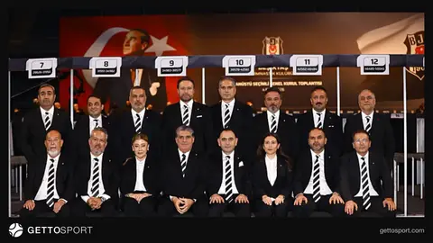 Serdal Adalı konuşma yaparken ve yönetim kurulu üyeleriyle Beşiktaş genel kurulu