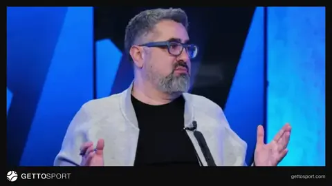 Serdar Ali Çelikler konuşurken mikrofon ve stüdyo arka planı