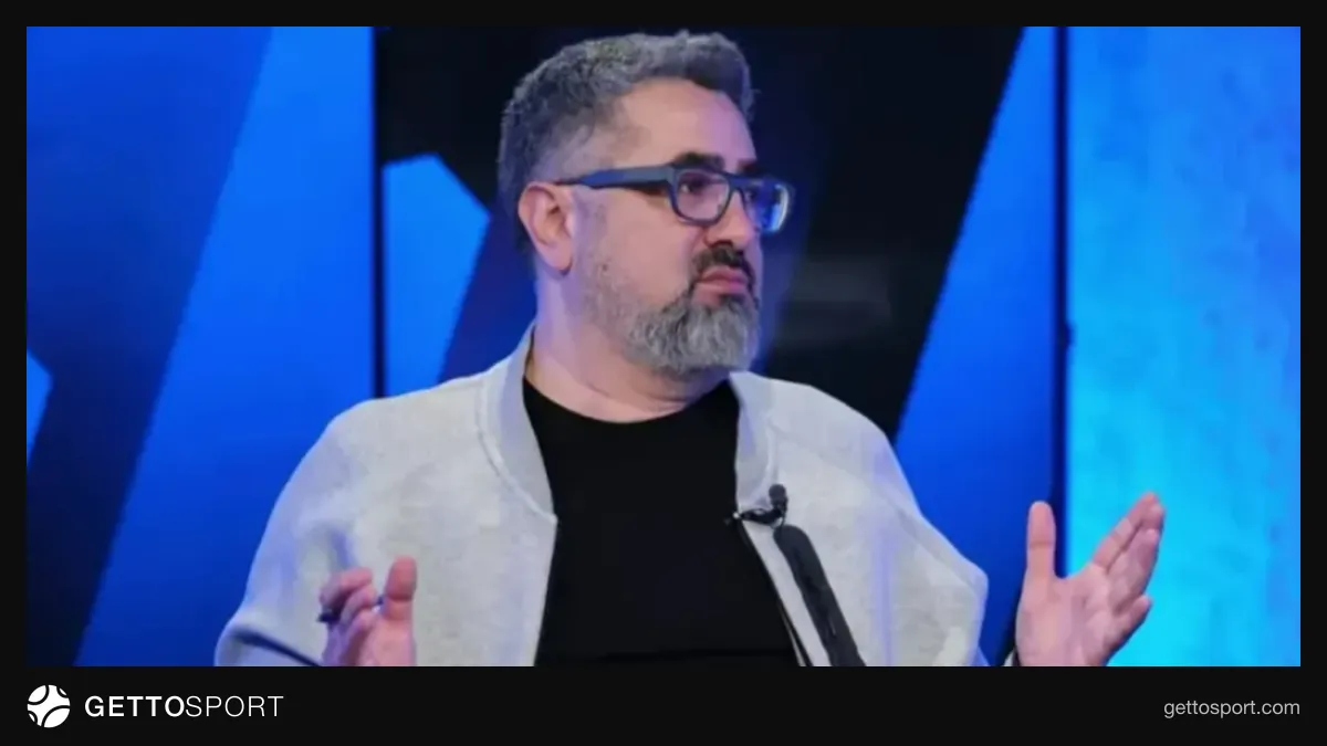 Serdar Ali Çelikler konuşurken mikrofon ve stüdyo arka planı