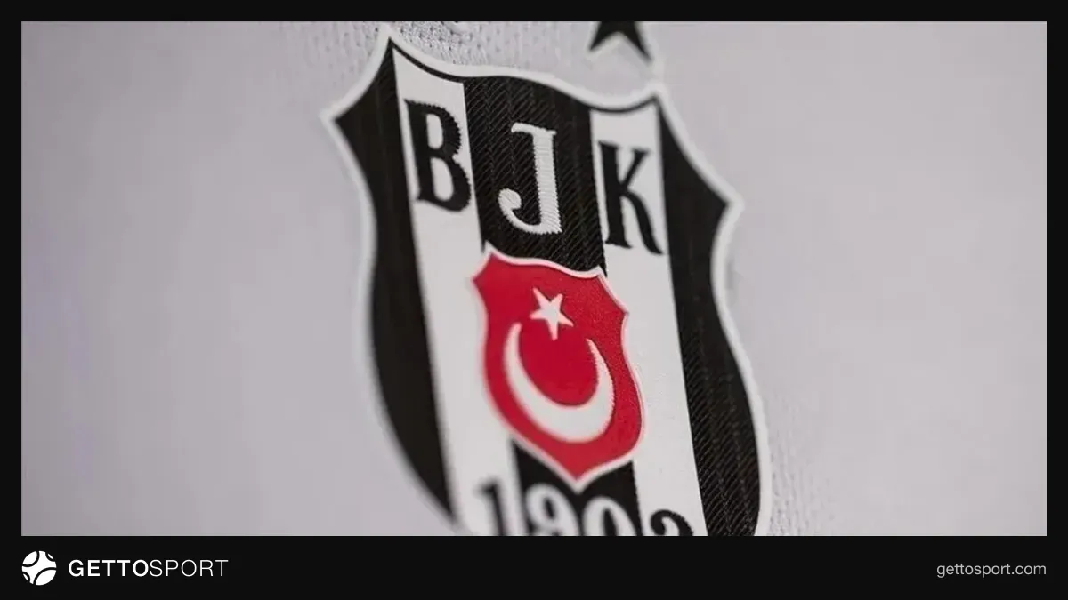 Beşiktaş formasıyla kulübün tıbbi ekibinden bir fizyoterapist ve ambulans müdahalesi