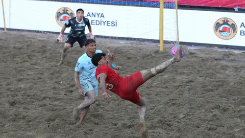 Serenity Alanya Belediyespor plaj futbolu takımı penaltı atışı kullanırken