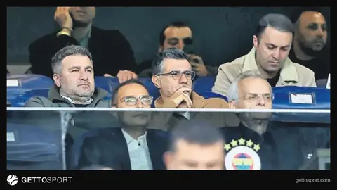 Sergen Yalçın takım elbiseyle federasyon binası önünde görüntülenmiş