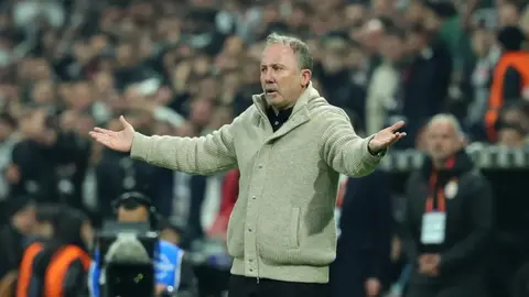 Sergen Yalçın basın önünde takım elbise ile