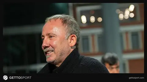 Sergen Yalçın basın açıklaması yaparken mikrofonlara konuşuyor