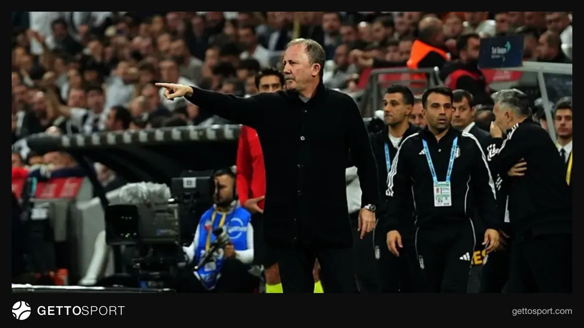 Sergen Yalçın Beşiktaş formasıyla tribüne el sallıyor