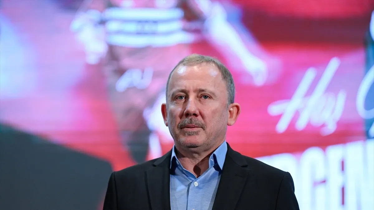 Sergen Yalçın saha kenarında takım gözlemlerken