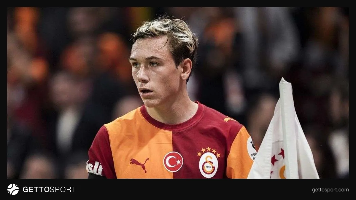 Sergen Yalçın televizyon mikrofonuna konuşurken