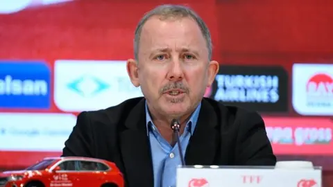 Sergen Yalçın basın toplantısı ve TFF logosu