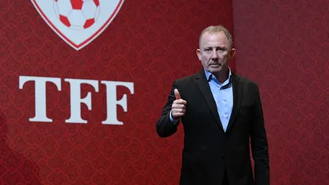 Sergen Yalçın Riva TFF yerleşkesinde çalışmalar yaparken