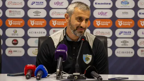 Serkan Özbalta basın toplantısında konuşurken