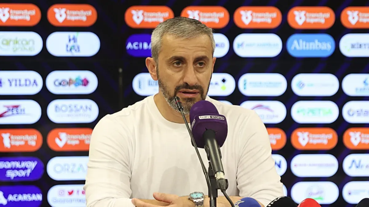 Serkan Özbalta basın toplantısında konuşurken
