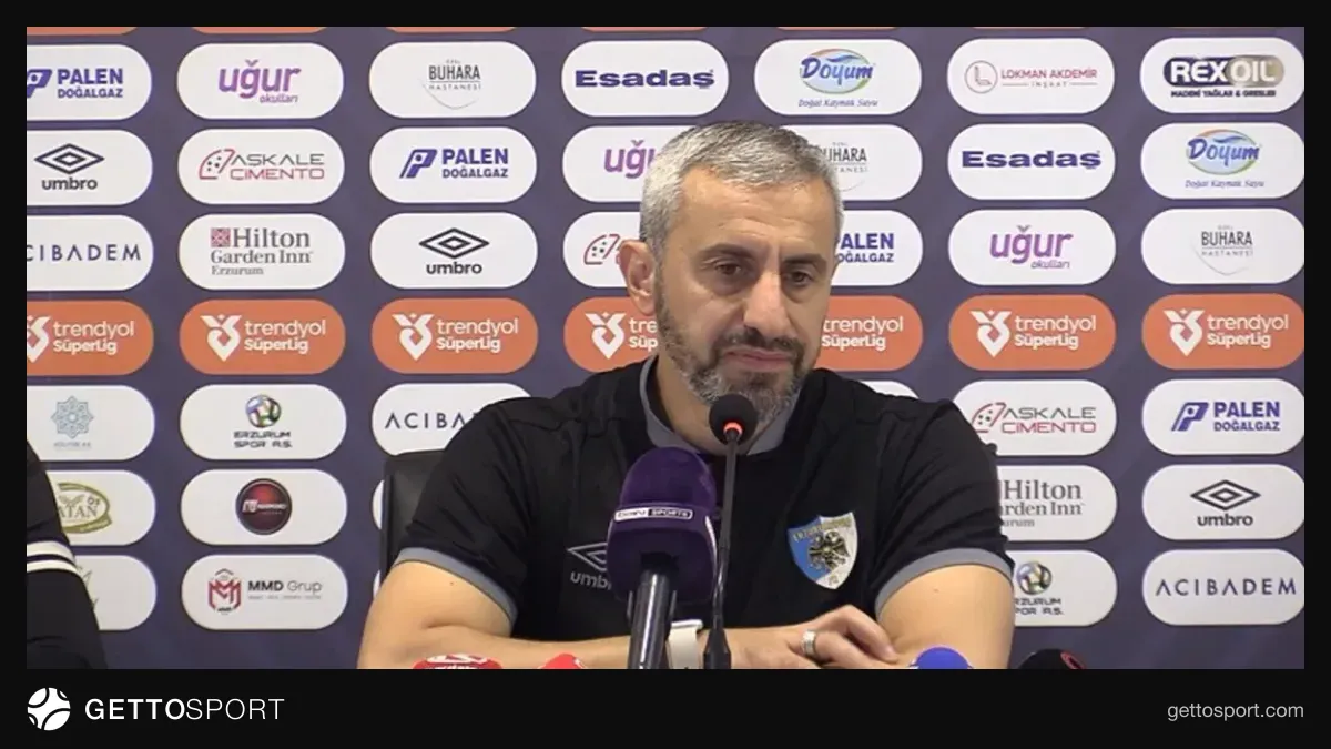 Serkan Özbalta maç sonrası tribüne el sallayıp teşekkür ediyor