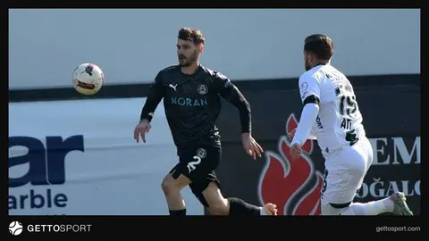 Sertan Taşkın Səbail forması ilə kənarda görüntüsü