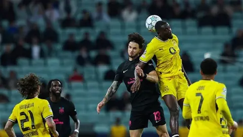 Seru Girassi Dortmund formasında qolu qeyd edir, sevinən həmkarlar fonunda